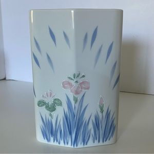 Vintage  Vase Made  in JAPAN Iris Brand ceramic White Blue Pink EUC 7” Tall